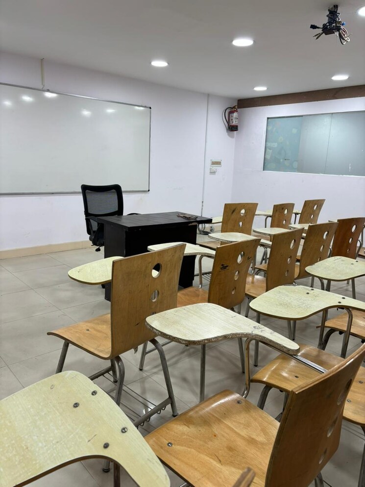 Team Area, hazratganj Commercial Office Space in IT/SEZ 2700 Sq.Ft. In Hazratganj Lucknow 9097034