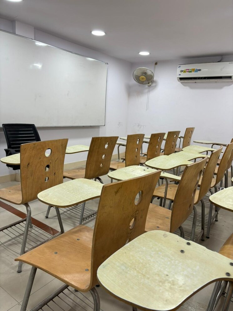 Team Area, hazratganj Commercial Office Space in IT/SEZ 2700 Sq.Ft. In Hazratganj Lucknow 9097034