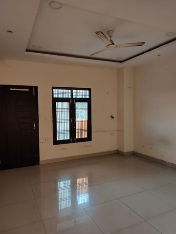 Room in  Office Space at Gomti Nagar – for Rent