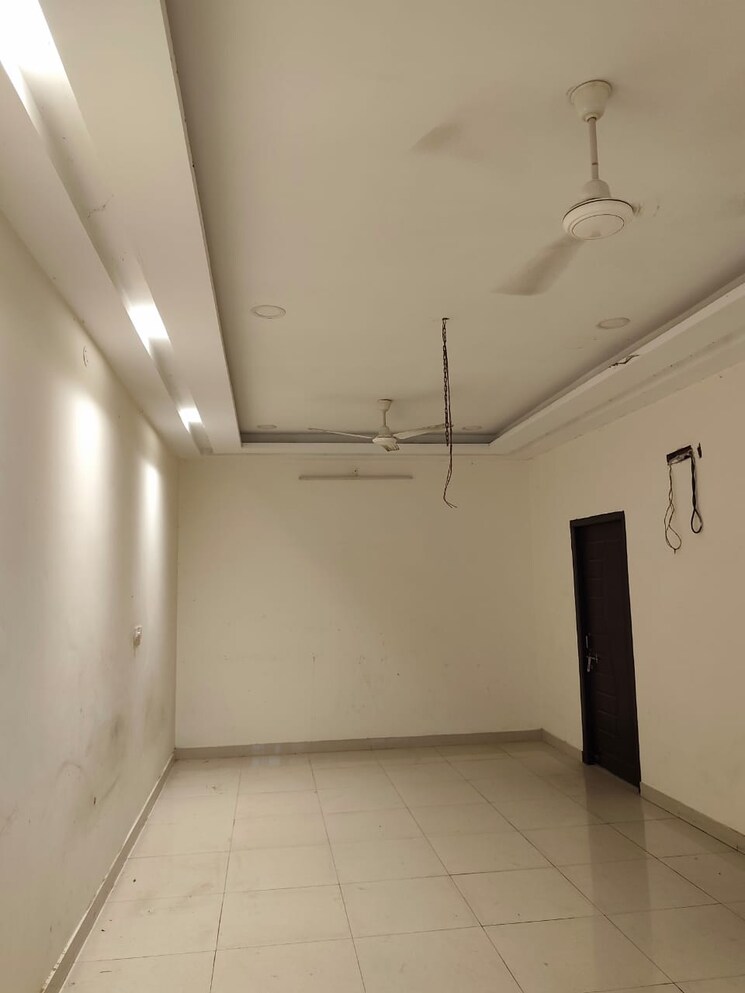 Room, gomti nagar Commercial Office Space 1220 Sq.Ft. In Gomti Nagar Lucknow 9097048