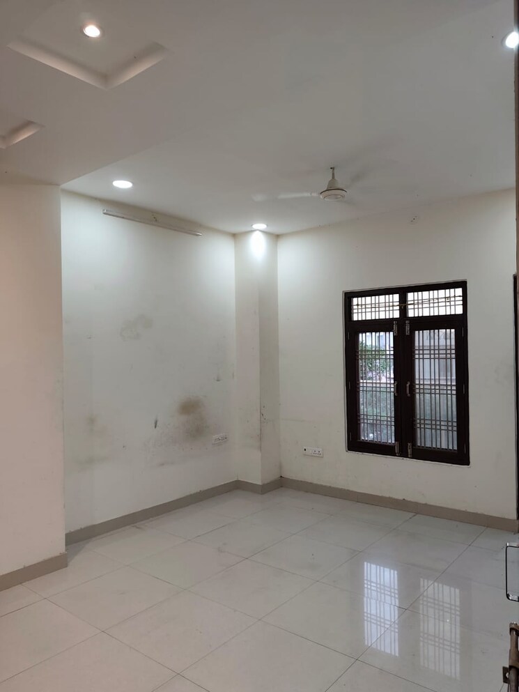 Room, gomti nagar Commercial Office Space 1250 Sq.Ft. In Gomti Nagar Lucknow 9097053