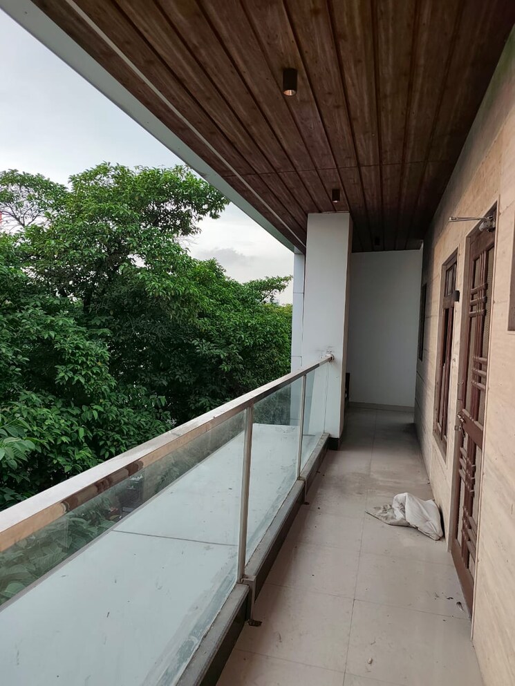 Balcony, gomti nagar Commercial Office Space 1250 Sq.Ft. In Gomti Nagar Lucknow 9097053