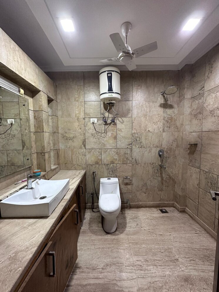 Bathroom, palam vihar 1 Bedroom 750 Sq.Ft. Builder Floor In Palam Vihar Gurgaon 9097070