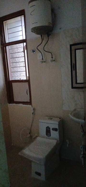 Room in 2 BHK Apartment at Designers Park Apartment, Sector 62 – for Rent