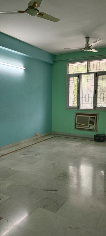 Room in 2.5 BHK Builder Floor at Unitech Rodeo Drive, South City 2 – for Rent