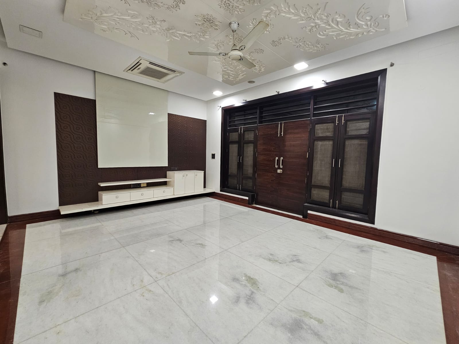 6 BHK + Pooja Room,Servant Room,Study Room,Extra Room Independent House For Rent in RWA Apartments Sector 39