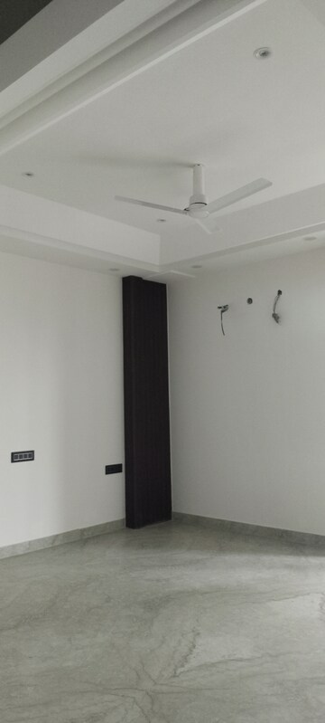 Room in 3 BHK Builder Floor at SS Southend Floors, South City 2 – for Rent