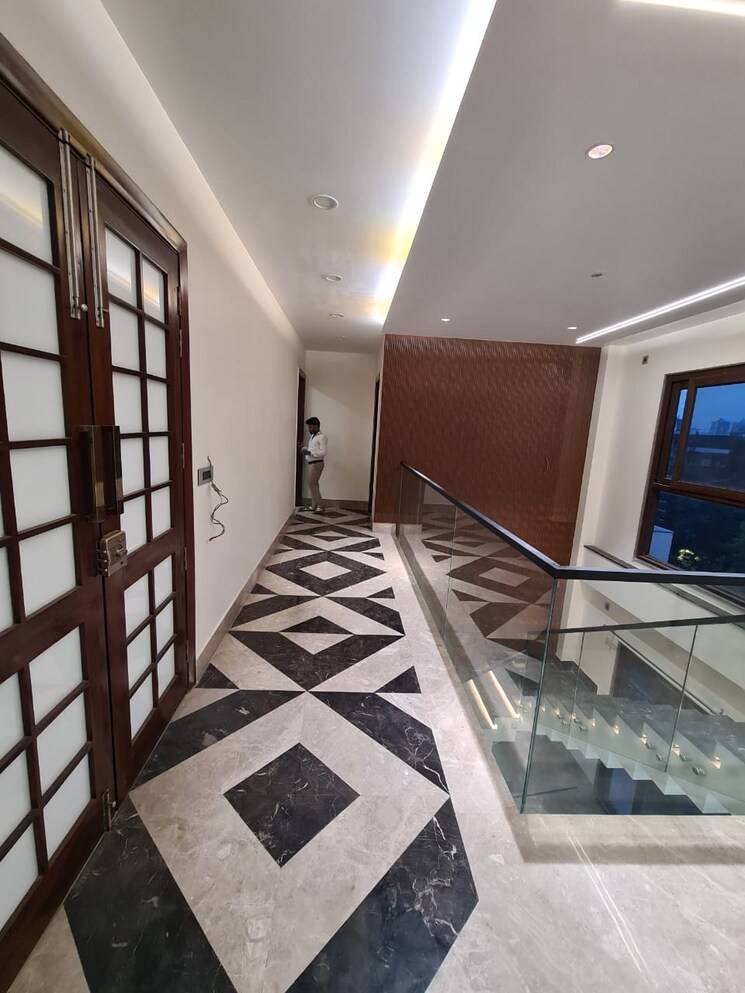 undefined, sector 100 6+ Bedroom 300 Sq.Mt. Independent House In Sector 100 Noida 9097108