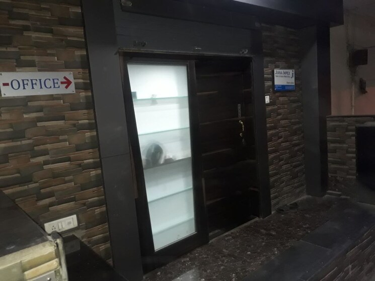  Parking, mantri-corner Commercial Office Space 225 Sq.Ft. In Prabhadevi Mumbai 9097111