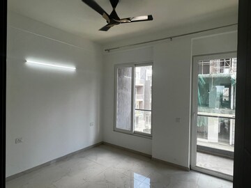 Room in 3 BHK Builder Floor at Smart World Orchard, Sector 61 – for Rent