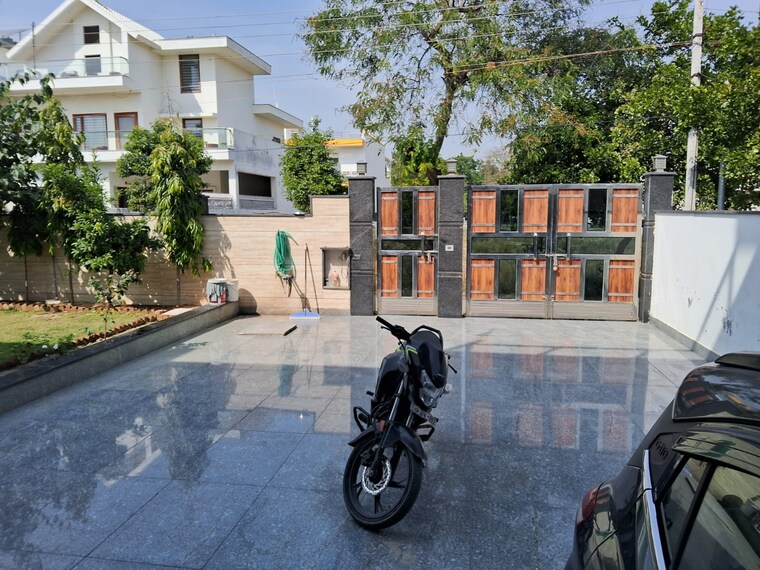  Parking, canara-apartments 5 Bedroom 500 Sq.Yd. Independent House In Sector 2 Faridabad 9097223
