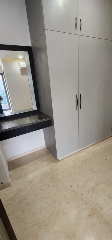 Room in 4 BHK Builder Floor at DLF Green Avenue, Dlf Phase iv – for Rent