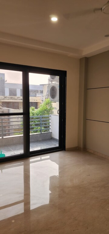Room in 4 BHK Builder Floor at DLF Green Avenue, Dlf Phase iv – for Rent