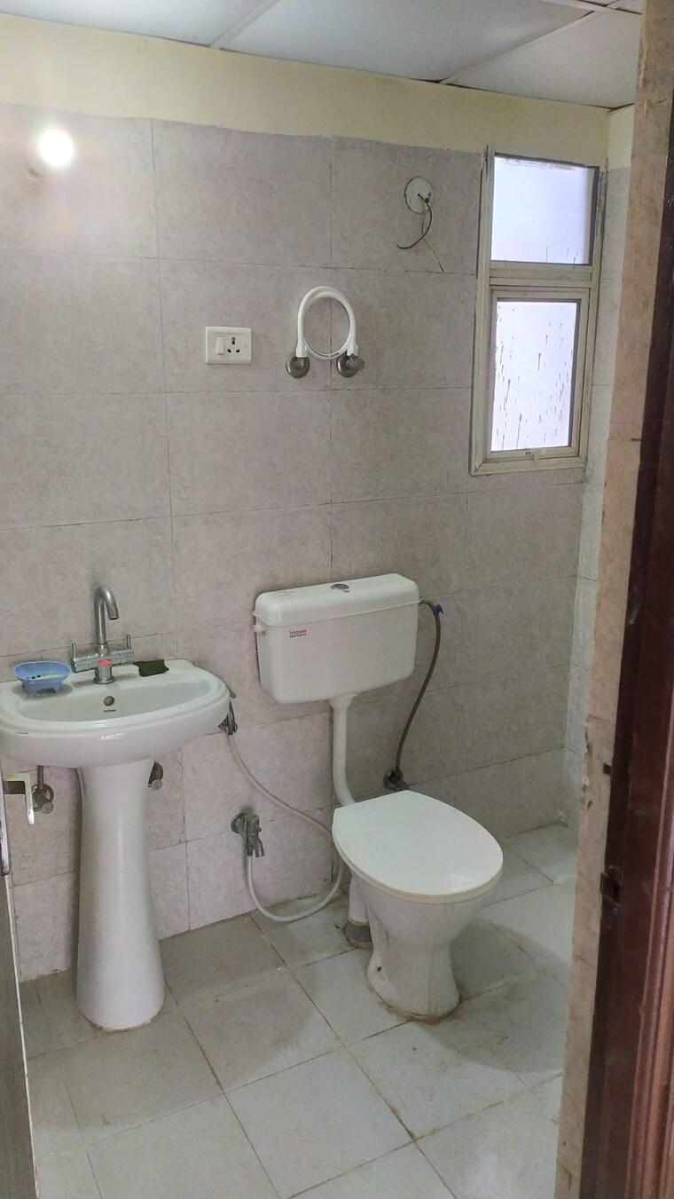 Bathroom, crossing-republik 3 Bedroom 1475 Sq.Ft. Apartment In Crossing Republic Ghaziabad 9097322
