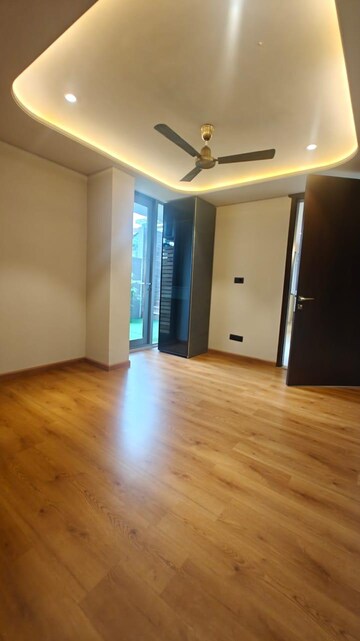 Room in 5 BHK Villa at Sector 43 – for Rent