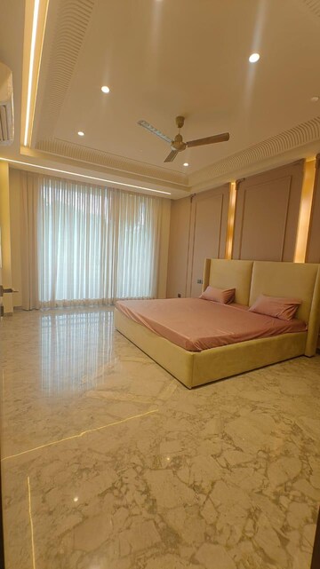 Living Room in 5 BHK Villa at Sector 43 – for Rent