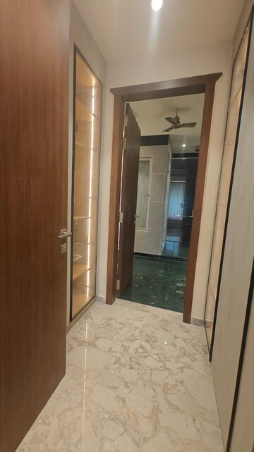 Building Lobby in 5 BHK Villa at Sector 43 – for Rent