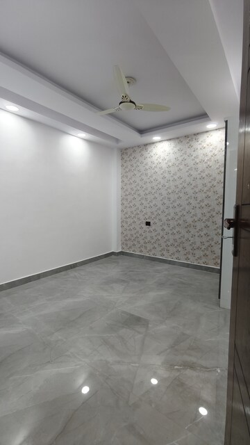 Room in 3 BHK Builder Floor at Govindpuri – for Rent