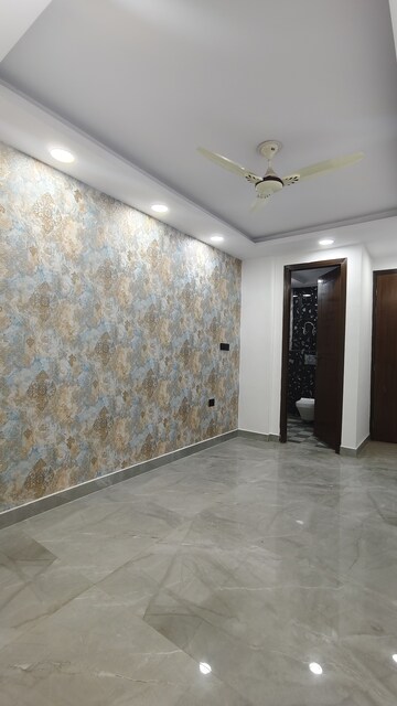 Room in 3 BHK Builder Floor at Govindpuri – for Rent