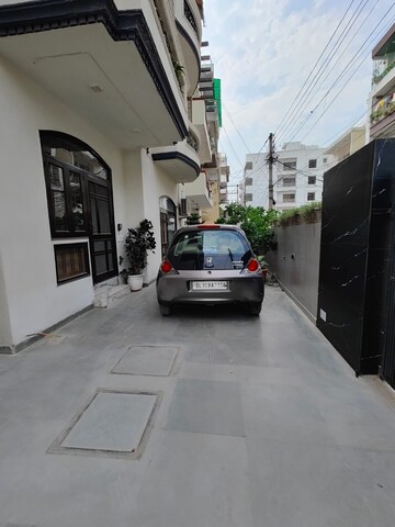 Parking in 3 BHK Builder Floor at Green Fields Colony – for Rent