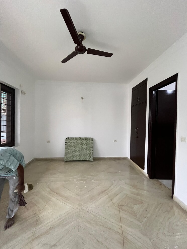 Bedroom, green fields colony 3 Bedroom 250 Sq.Yd. Builder Floor In Green Fields Colony Faridabad 9097662