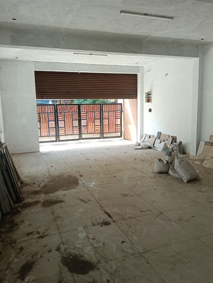 Common Area, virugambakkam Commercial Showroom 1000 Sq.Ft. In Virugambakkam Chennai 9097615