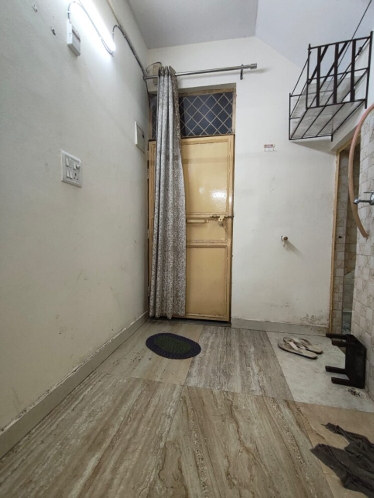 Room, saket 1 RK 350 Sq.Ft. Builder Floor In Saket Delhi 9097646