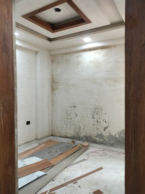 Room in 4 BHK Builder Floor at Knowledge Park V Greater Noida – for Sale