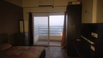 Room in 1 BHK Apartment at Paramount Golfforeste, Zeta I Greater Noida – for Rent