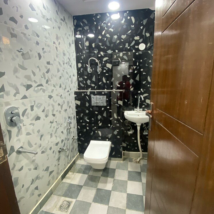Bathroom, govindpuri 3 Bedroom 800 Sq.Ft. Builder Floor In Govindpuri Delhi 9097739