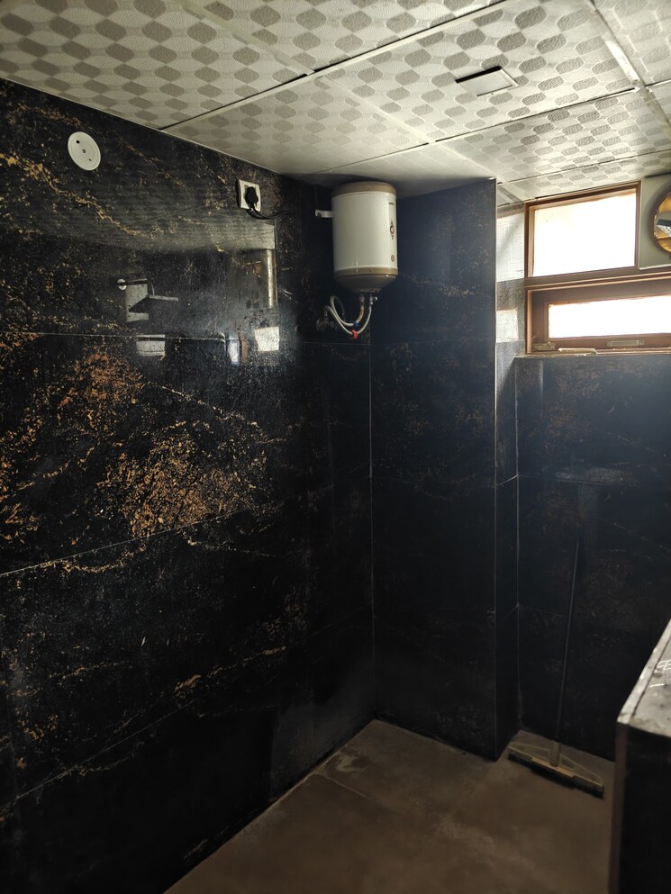 Bathroom, sector 85 3.5 Bedroom 250 Sq.Yd. Builder Floor In Sector 85 Faridabad 9097713