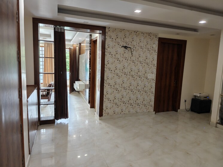 Room, sector 85 3.5 Bedroom 250 Sq.Yd. Builder Floor In Sector 85 Faridabad 9097713