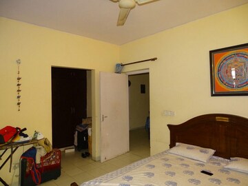 Room in 3 BHK Villa at Sector 57 – for Rent