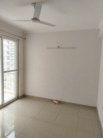 Room in 2.5 BHK Apartment at Amrapali Leisure Park, Amrapali Leisure Valley – for Sale