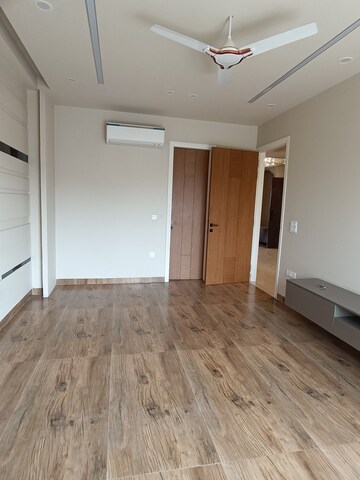 Room in 4 BHK Apartment at Aradhya Homes, Sector 67a – for Rent