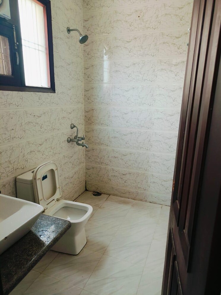 Bathroom, gail-cghs 3 Bedroom 300 Sq.Yd. Builder Floor In Sector 56 Gurgaon 9097804