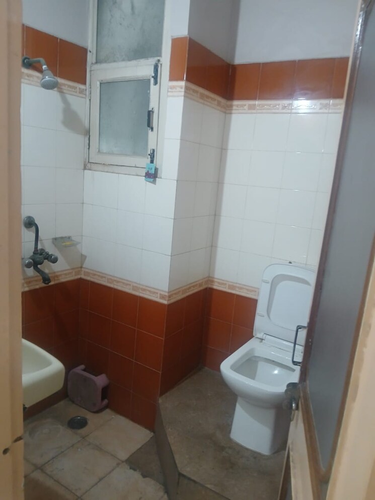 Attached Bathroom, arun-vihar-sector-37 2 Bedroom 1000 Sq.Ft. Apartment In Sector 37 Noida 9097932