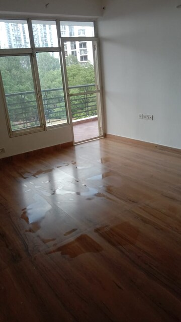 Room in 2 BHK Apartment at Arun Vihar Sector 37, Sector 37 – for Rent