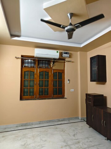 Room in 3 BHK Builder Floor at Gomti Nagar – for Rent