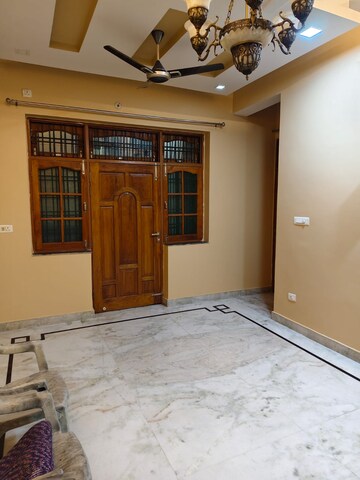 Room in 3 BHK Builder Floor at Gomti Nagar – for Rent