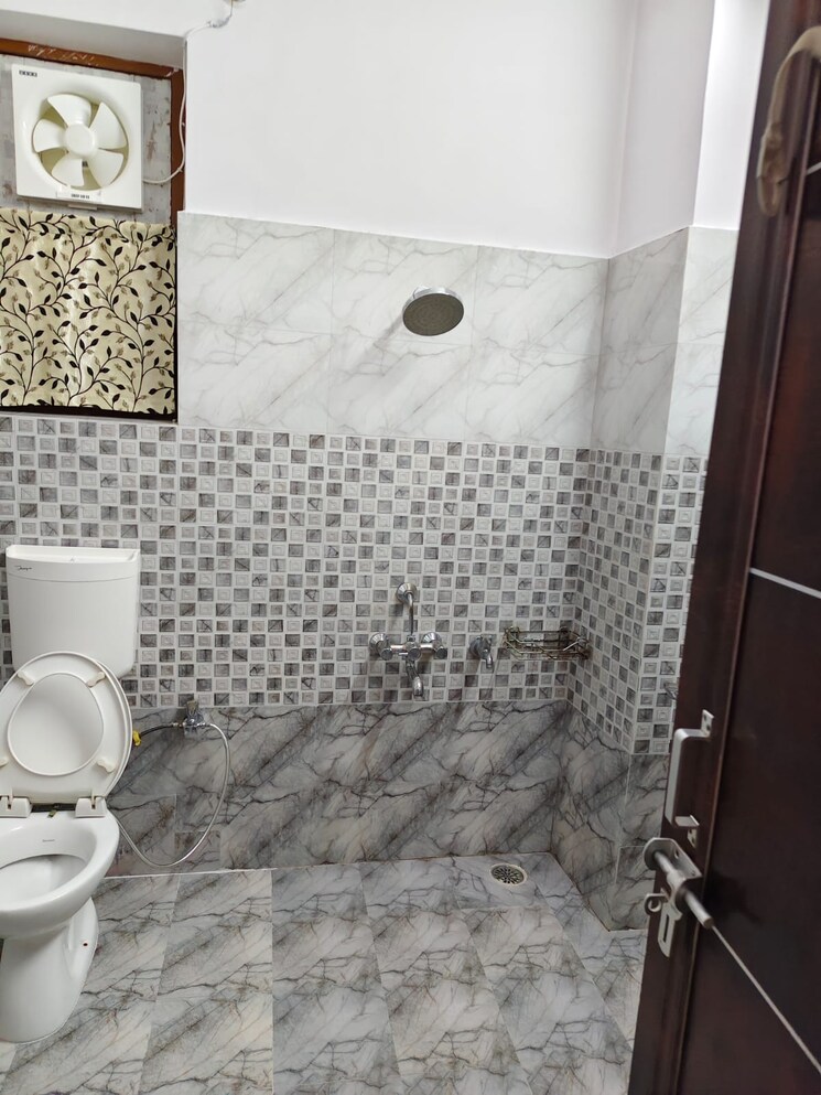Bathroom, gomti nagar 3 Bedroom 2150 Sq.Ft. Builder Floor In Gomti Nagar Lucknow 9097934