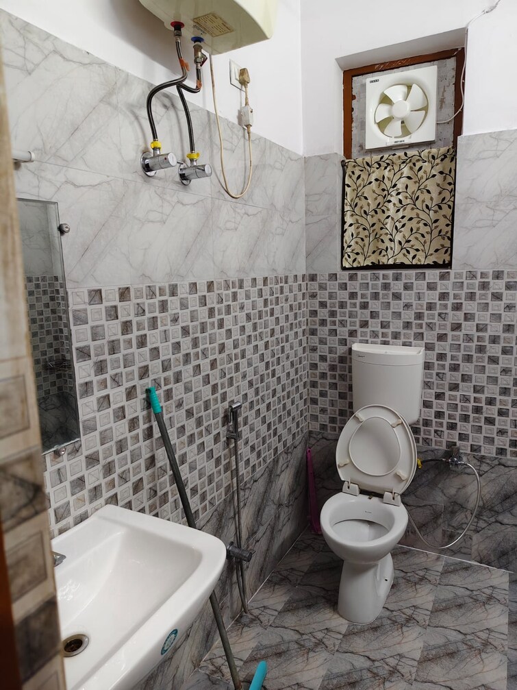 Bathroom, gomti nagar 3 Bedroom 2150 Sq.Ft. Builder Floor In Gomti Nagar Lucknow 9097934