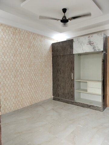 Room in 3 BHK Builder Floor at Knowledge Park V Greater Noida – for Sale
