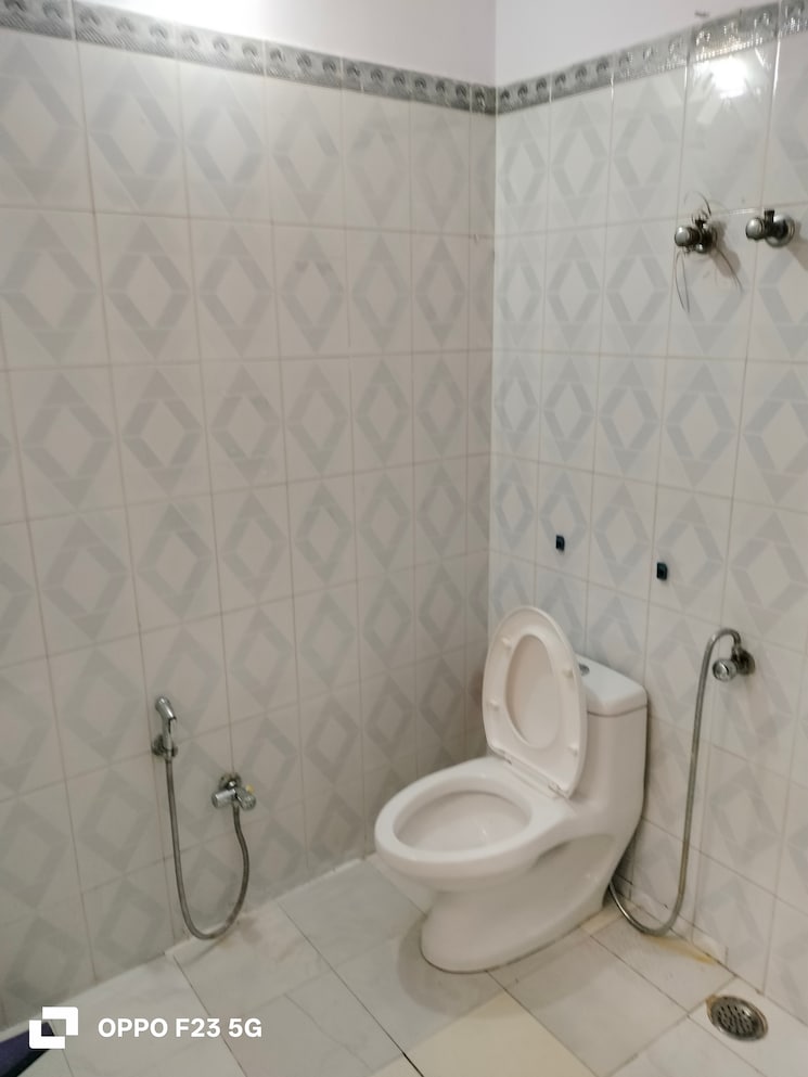 Bathroom, gomti nagar 1.5 Bedroom 3200 Sq.Ft. Builder Floor In Gomti Nagar Lucknow 9098032