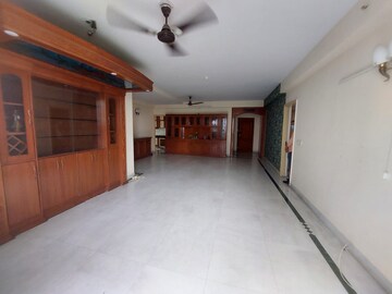 Room in 2 BHK Apartment at DLF The Princeton Estate, Dlf Phase V – for Rent