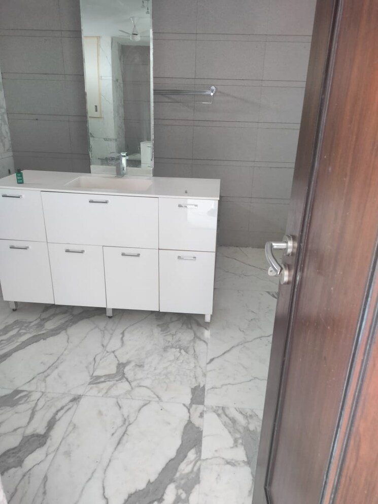 Bathroom, salcon-the-verandas 4 Bedroom 4495 Sq.Ft. Apartment In Sector 54 Gurgaon 9097978