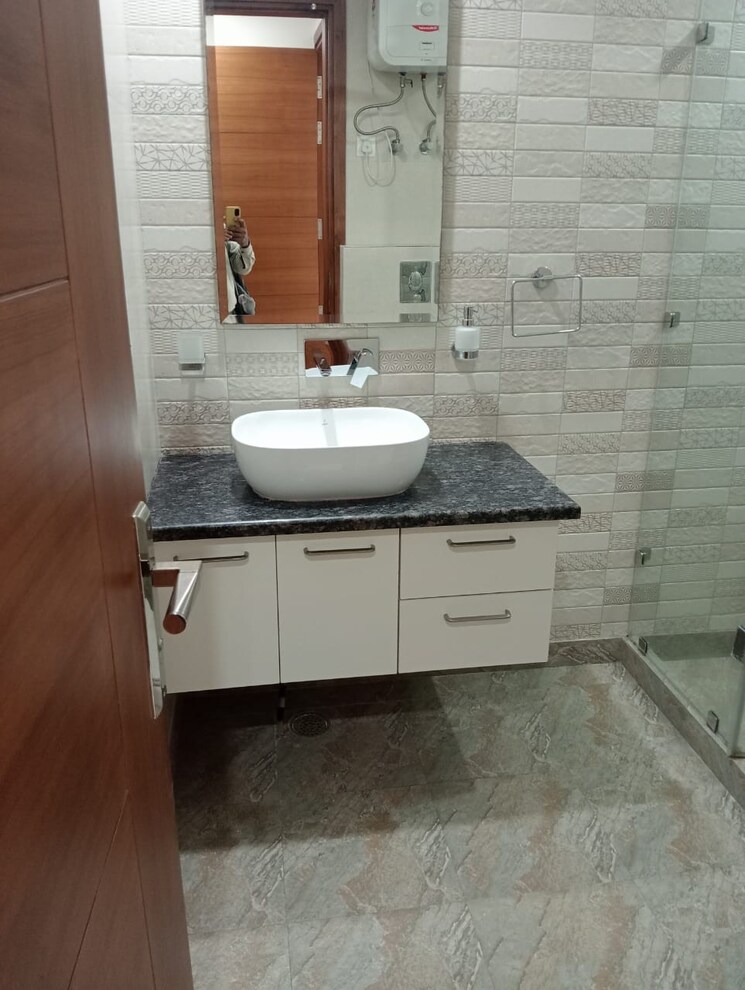 Bathroom, safdarjung enclave 3 Bedroom 1620 Sq.Ft. Builder Floor In Safdarjung Enclave Delhi 9098096