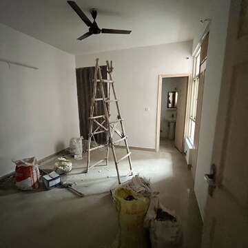 Living Room in 2.5 BHK Apartment at Supertech Cape Town, Sector 74 – for Rent