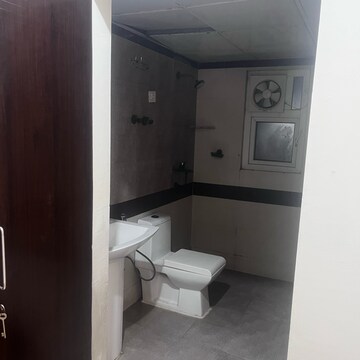 Bathroom in 3.5 BHK Apartment at Ajnara Daffodil, Sector 137 – for Rent