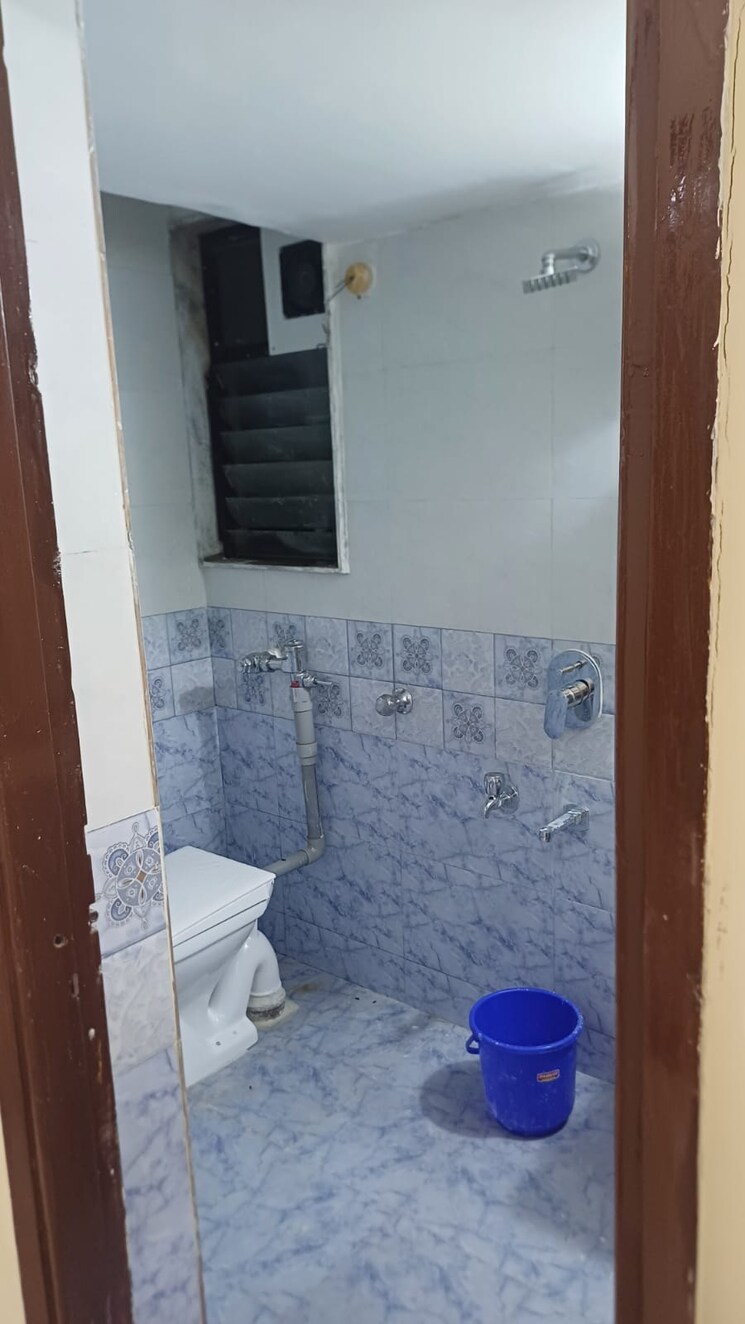 Bathroom, jyoti-complex 1 Bedroom 420 Sq.Ft. Apartment In Goregaon East Mumbai 9098173
